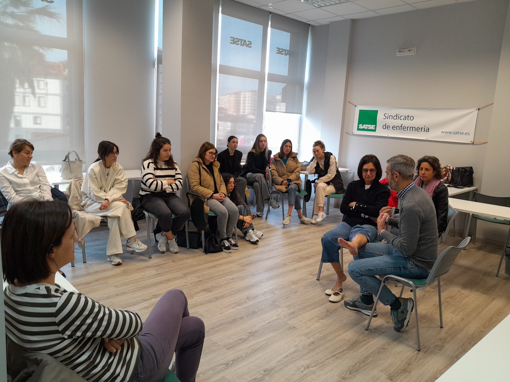 Momento del taller de vendaje funcional organizado por SATSE en Ourense, y dirigido a Enfermeras/os